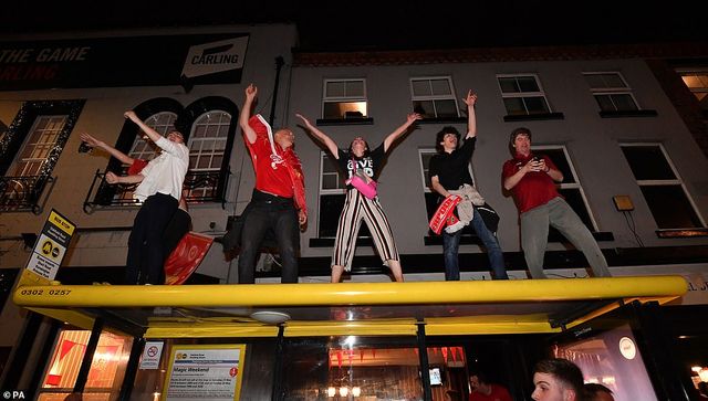 Як фанати святкували перемогу Ліверпуля: шалені кадри з Мадрида - фото 331466