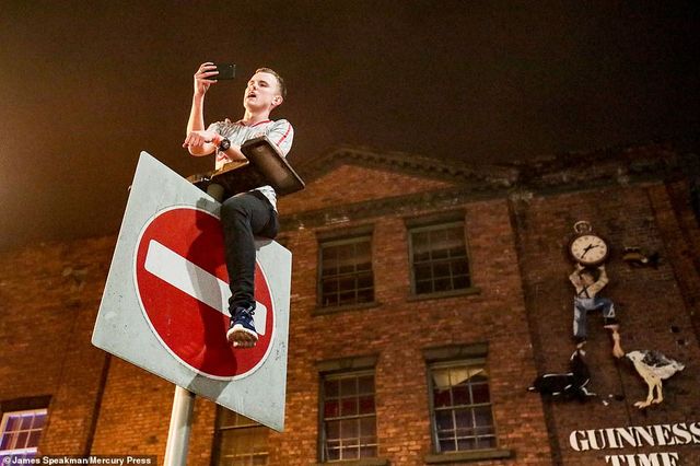 Як фанати святкували перемогу Ліверпуля: шалені кадри з Мадрида - фото 331467