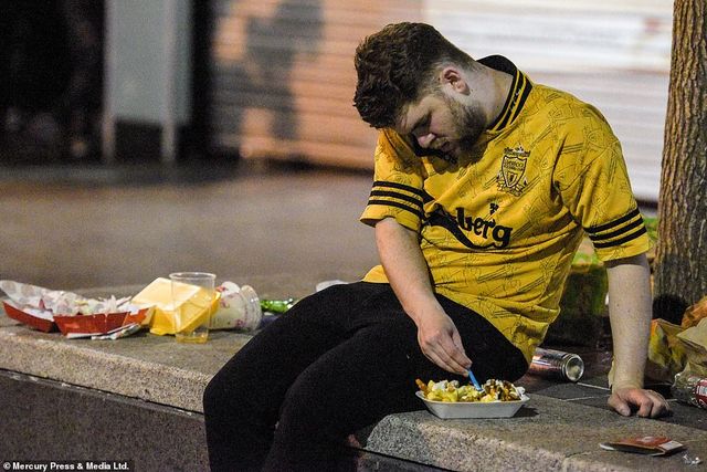 Як фанати святкували перемогу Ліверпуля: шалені кадри з Мадрида - фото 331469