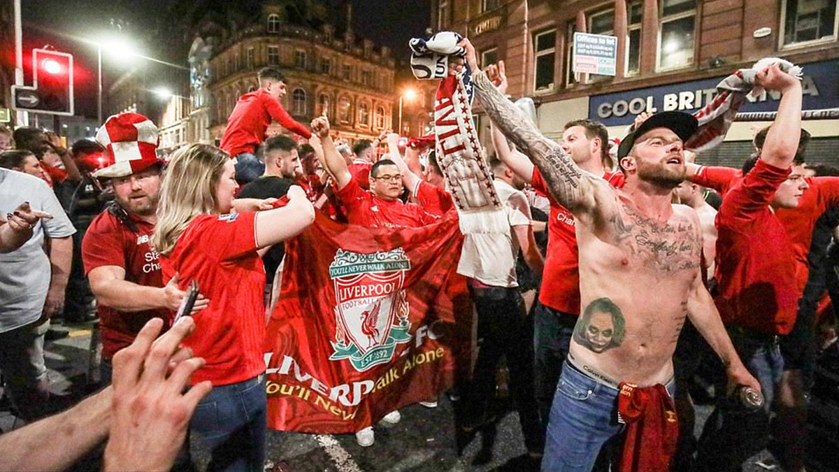 Як фанати святкували перемогу Ліверпуля - фото 1