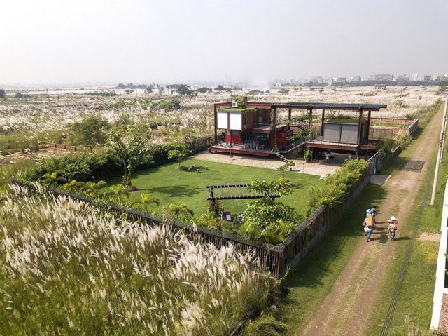 Як виглядає сучасний дім з вантажних контейнерів: яскраві фото - фото 331516