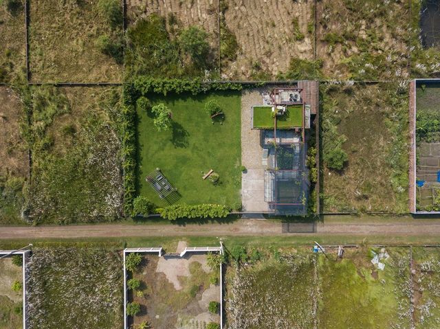 Як виглядає сучасний дім з вантажних контейнерів: яскраві фото - фото 331521