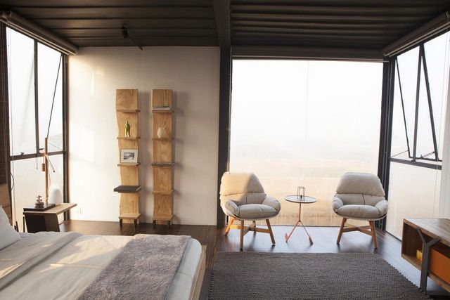 Як виглядає сучасний дім з вантажних контейнерів: яскраві фото - фото 331522