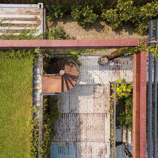 Як виглядає сучасний дім з вантажних контейнерів: яскраві фото - фото 331523