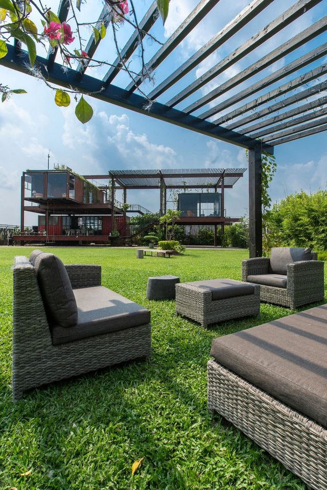 Як виглядає сучасний дім з вантажних контейнерів: яскраві фото - фото 331528