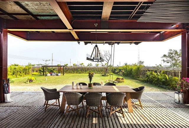 Як виглядає сучасний дім з вантажних контейнерів: яскраві фото - фото 331530