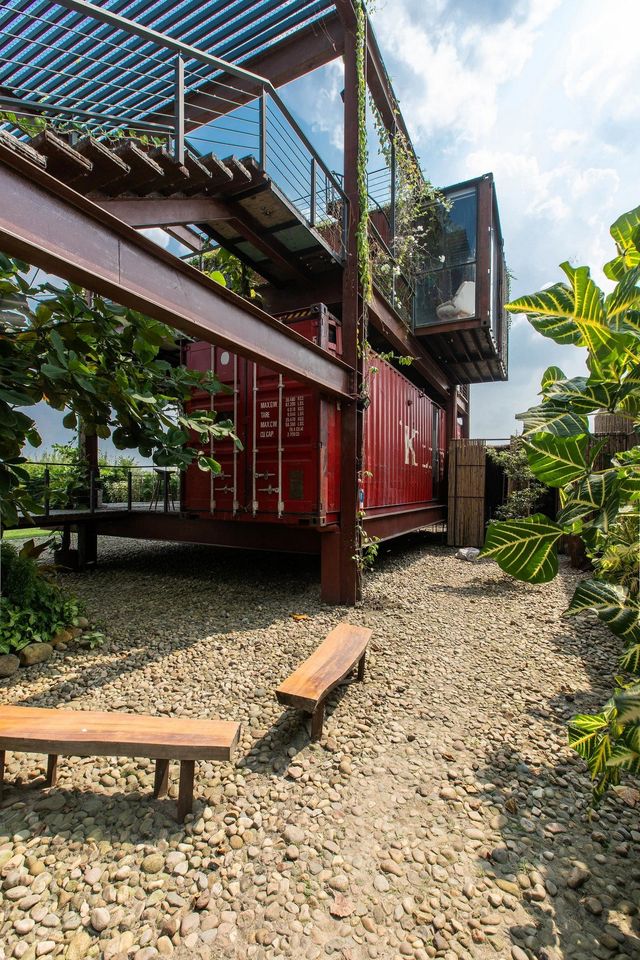 Як виглядає сучасний дім з вантажних контейнерів: яскраві фото - фото 331531