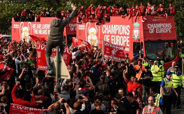 Червоний парад: понад 750 тисяч фанів вийшли на вулиці привітати Ліверпуль - фото 331641