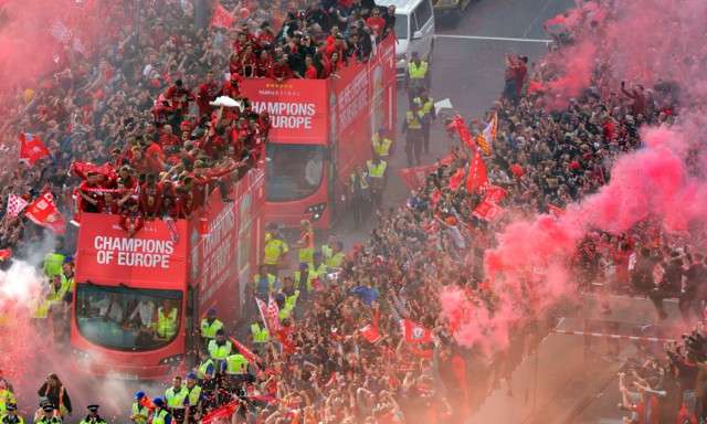 Червоний парад: понад 750 тисяч фанів вийшли на вулиці привітати Ліверпуль - фото 331644