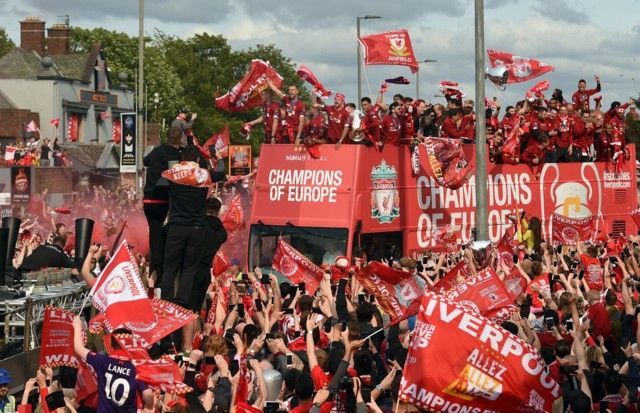 Червоний парад: понад 750 тисяч фанів вийшли на вулиці привітати Ліверпуль - фото 331645