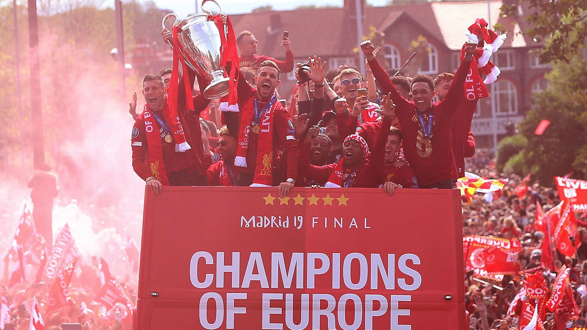 Червоний парад: понад 750 тисяч фанів вийшли на вулиці привітати Ліверпуль
