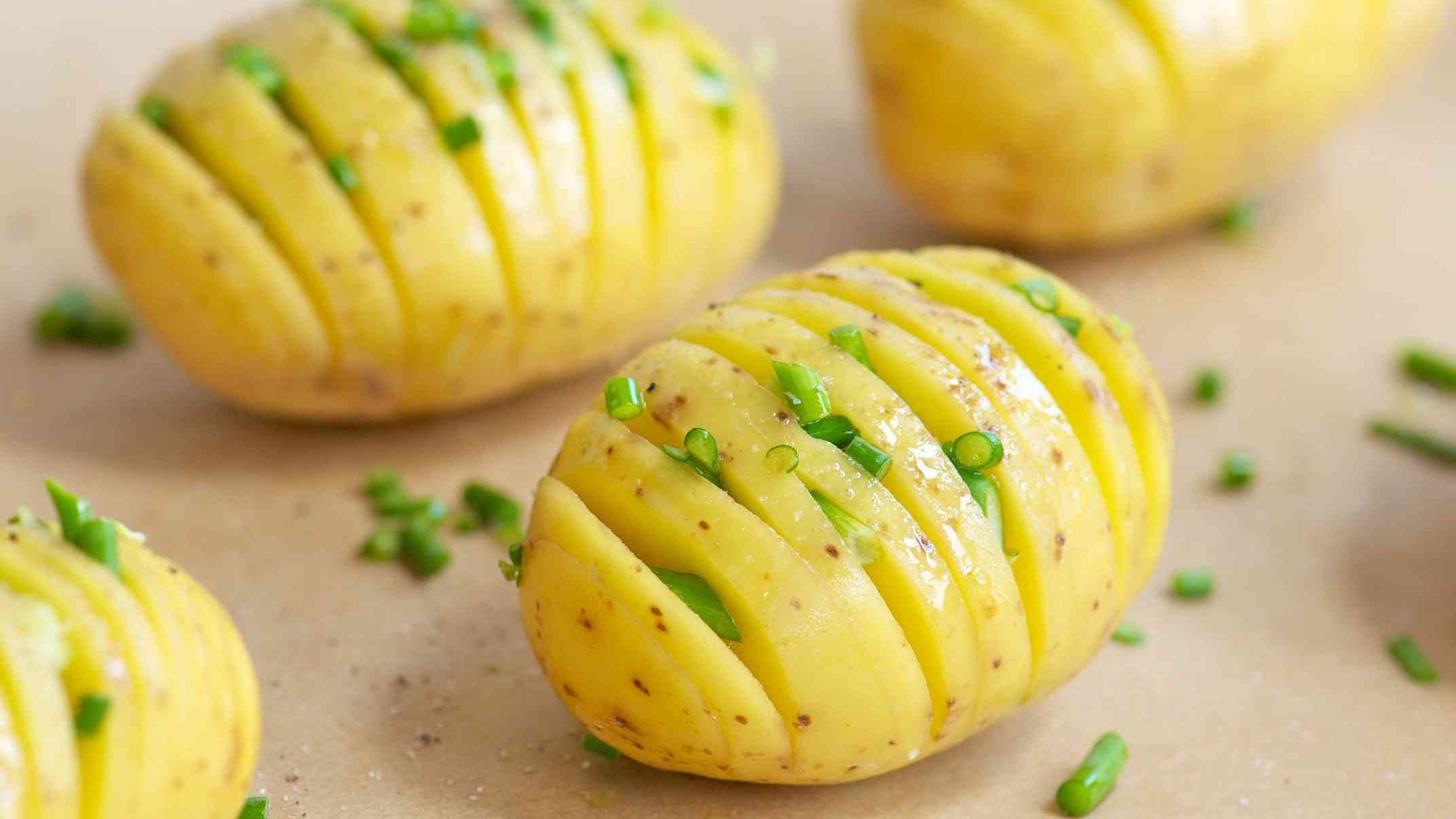 Як швидко очистити молоду картоплю