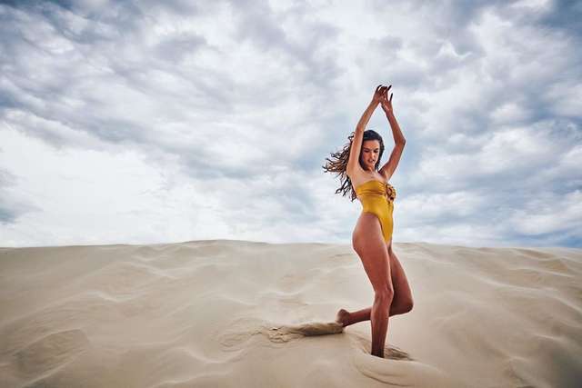Гаряча модель Алессандра Амброзіо показала пляжні фото - фото 331768