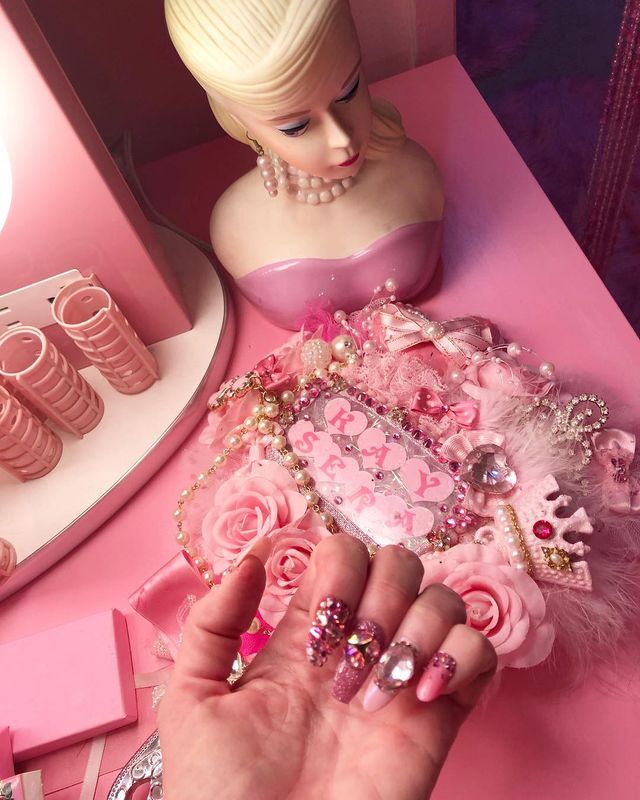 Рожеве життя: американка-барбі підкорює мережу - фото 331836