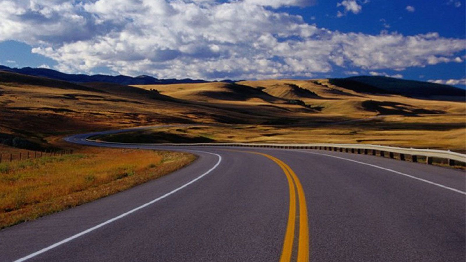 Траси в Україні будуватимуть зі звуженими лівими смугами: для чого