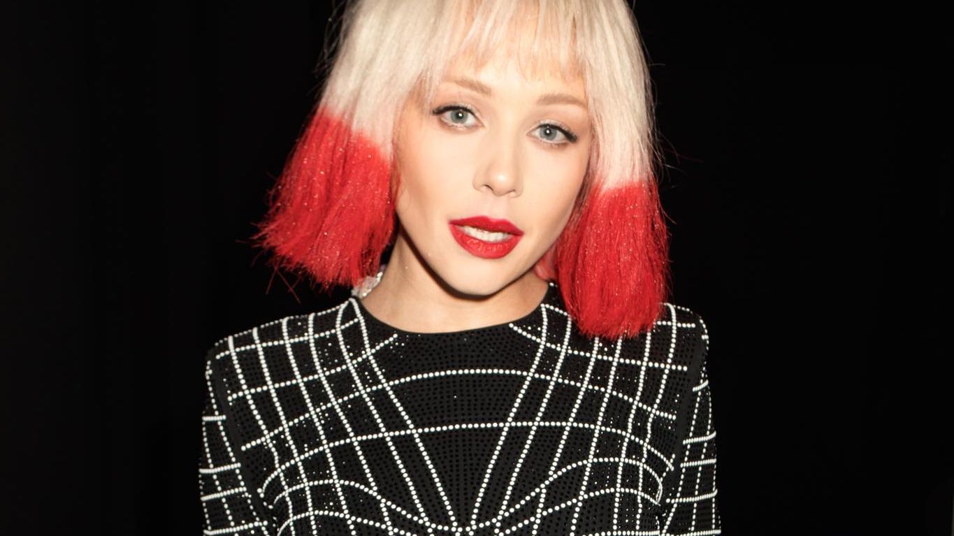 Артистка доповнила образ масивним срібним браслетом - фото 1