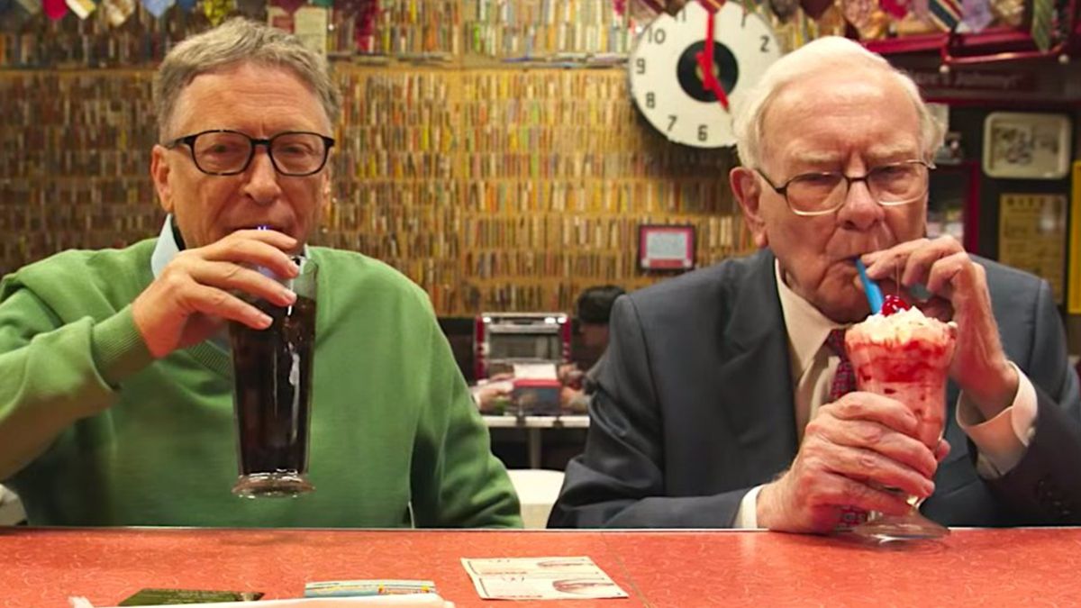 Білл Гейтс і Воррен Бафіт відпрацювали зміну у фастфуді: відео