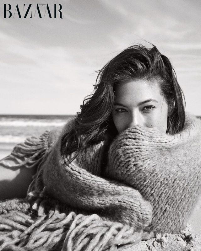 Спокуслива Ешлі Грем потішила сміливим декольте - фото 332372