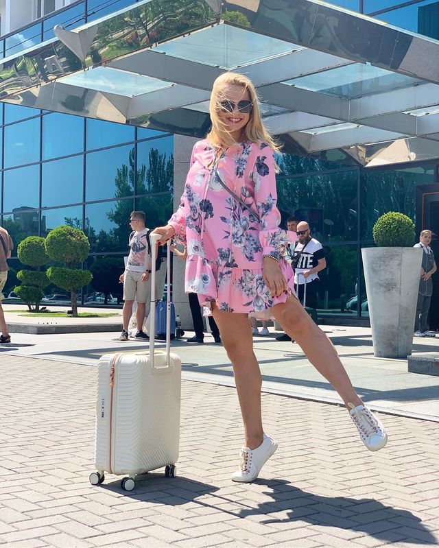 Українська телеведуча зачарувала яскравим літнім образом - фото 332377