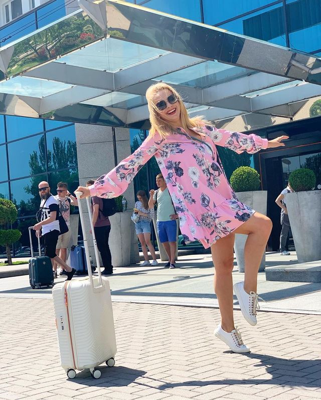 Українська телеведуча зачарувала яскравим літнім образом - фото 332378