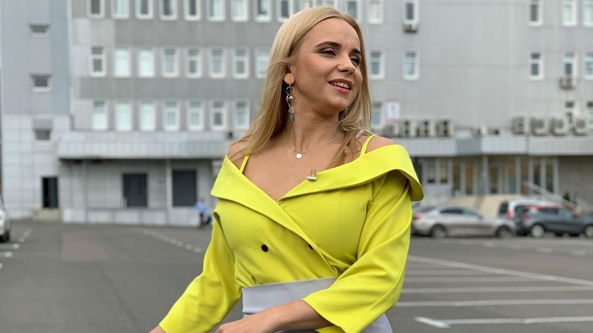 Українська телеведуча зачарувала яскравим літнім образом