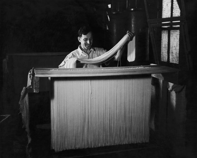 Як у ХХ столітті робили пасту: ретрокадри - фото 332584