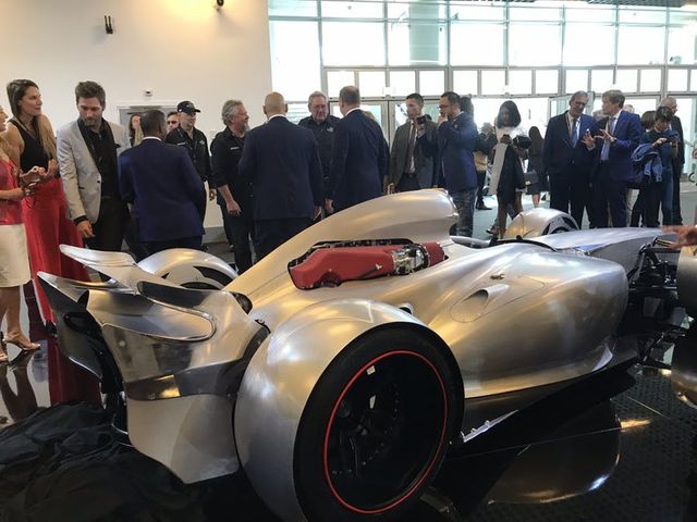 Представлений формульний болід з допуском на звичайні дороги - фото 332620