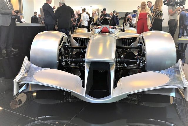 Представлений формульний болід з допуском на звичайні дороги - фото 332621