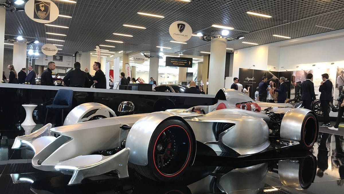 Представлений формульний болід з допуском на звичайні дороги