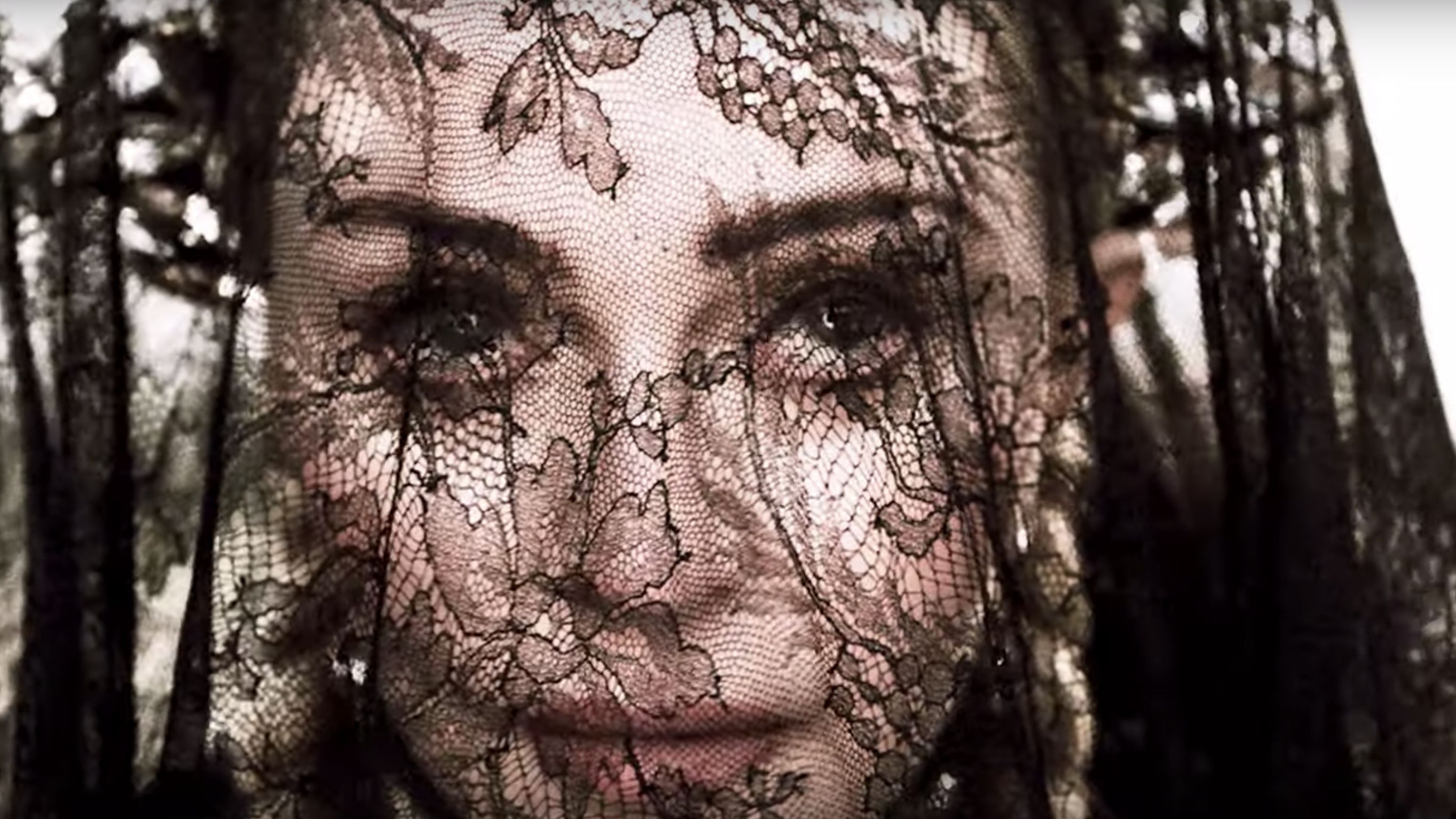 Мадонна показала кліп про відступників і жорстоке суспільство