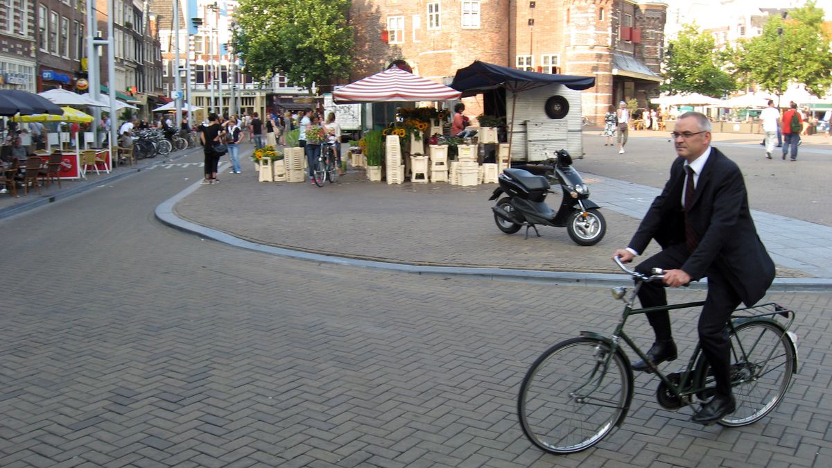 В Амстердамі заборонили скутеристам їздити на велодоріжках - фото 1