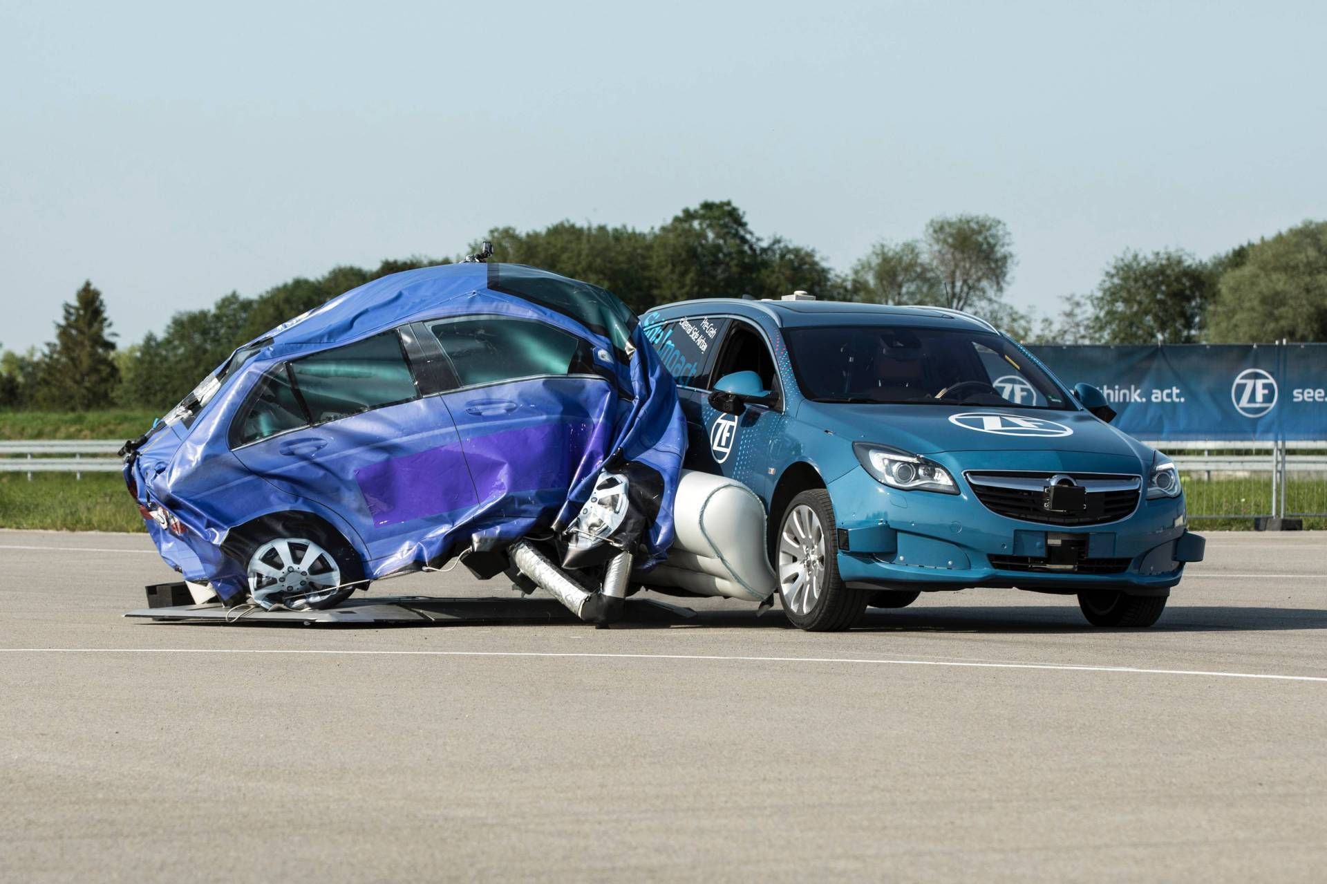 Компанія ZF продемонструвала зовнішні подушки безпеки: відео