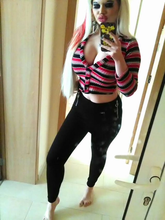 Хотіла стати Барбі: дівчина шокувала мережу своїм зовнішнім виглядом - фото 332951