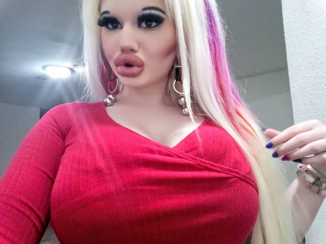 Хотіла стати Барбі: дівчина шокувала мережу своїм зовнішнім виглядом - фото 332952