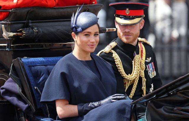 Меган Маркл вперше вийшла на публіку після пологів - фото 333011