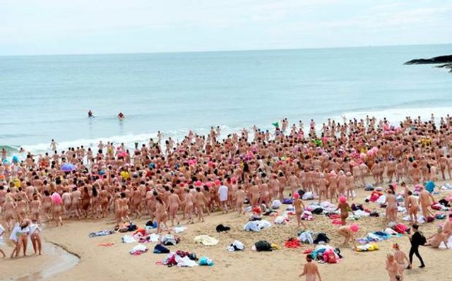 Сотні жінок скупалися в морі топлес: фотофакт - фото 333221