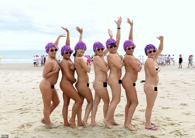 Сотні жінок скупалися в морі топлес: фотофакт - фото 333223