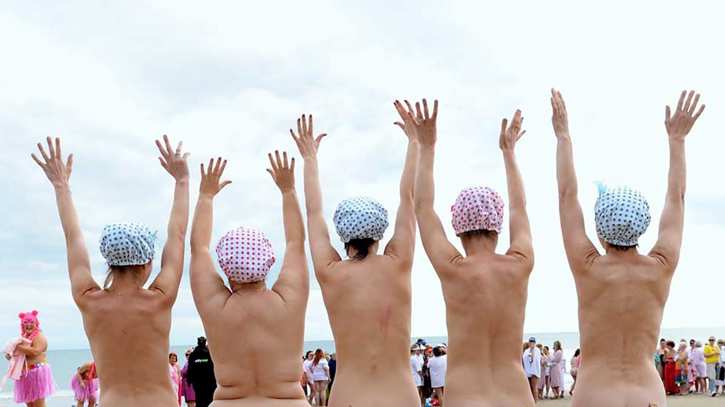 Сотні жінок скупалися в морі топлес: фотофакт