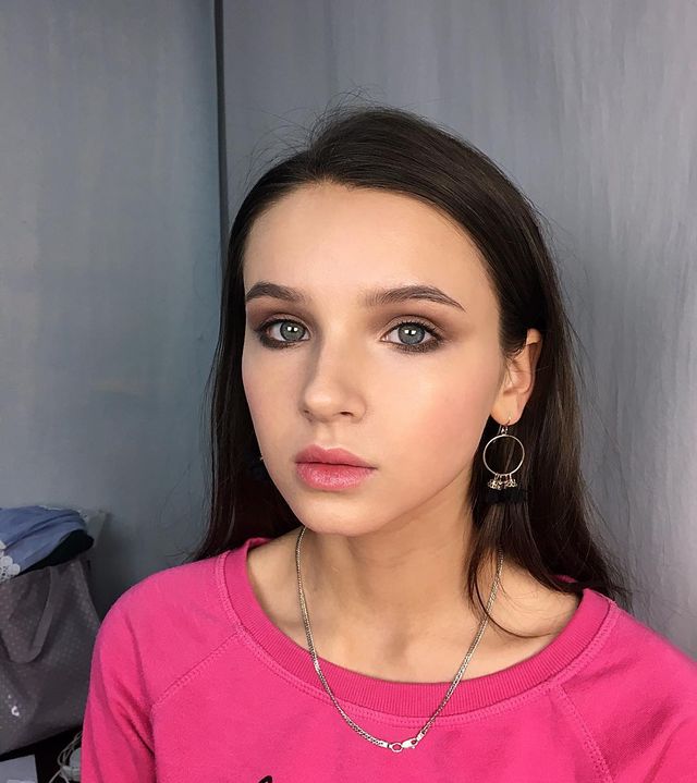 Макіяж на випускний 2019: модні ідеї мейкапу для дівчат у фото - фото 333345