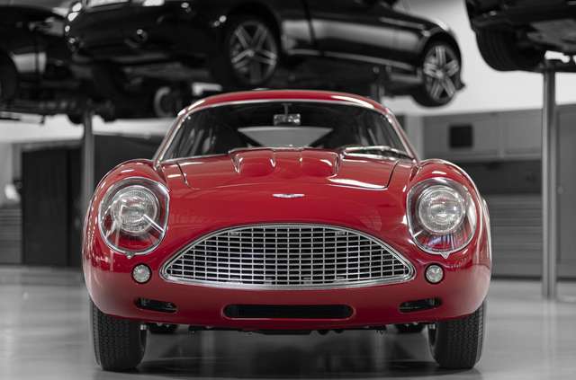 Aston Martin показав свій найдорожчий автомобіль - фото 333495