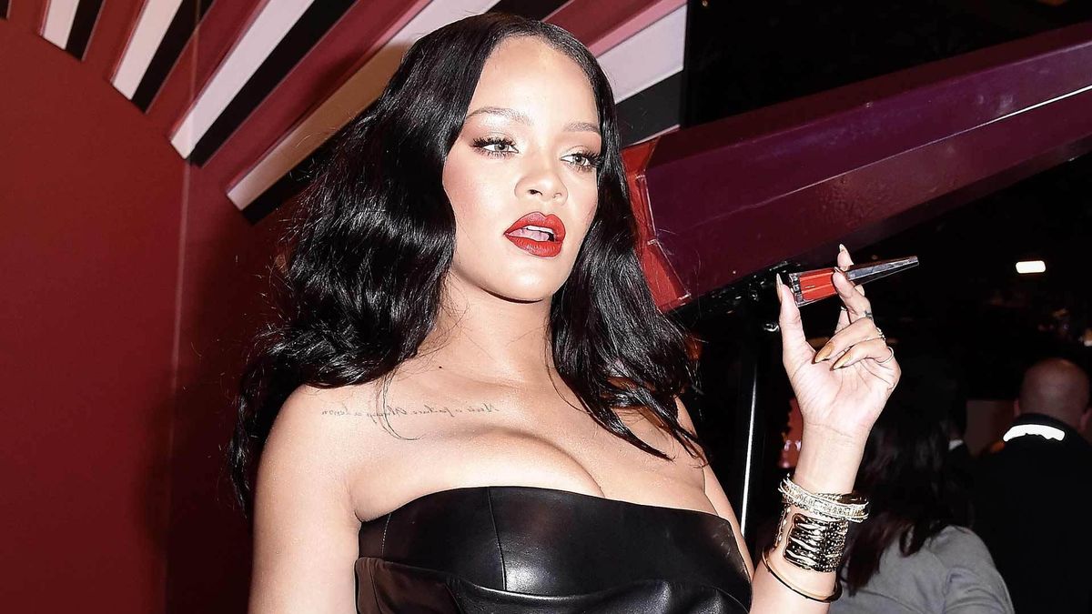 На фото Rihanna позує в напівпрозорому комбінезоні - фото 1