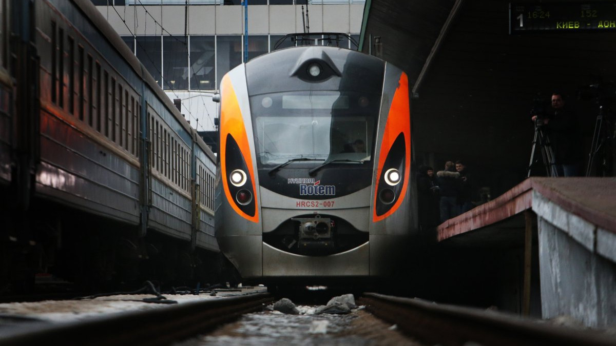 Скільки українців їхали потягом у напрямку Україна – ЄС - фото 1