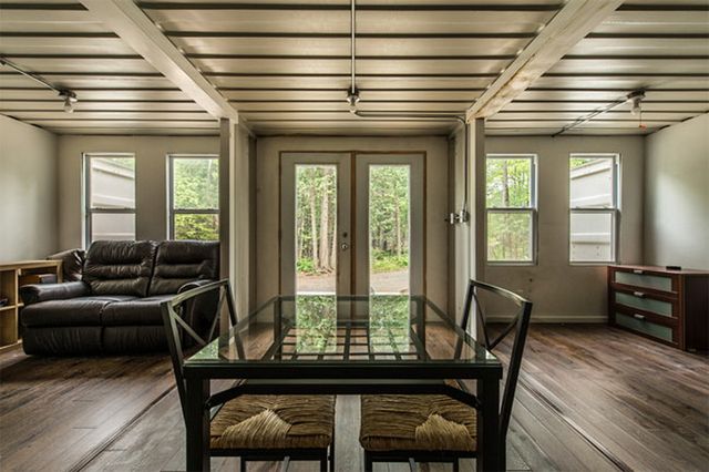 Хлопець купив три контейнери і зробив з них затишний будинок - фото 333632