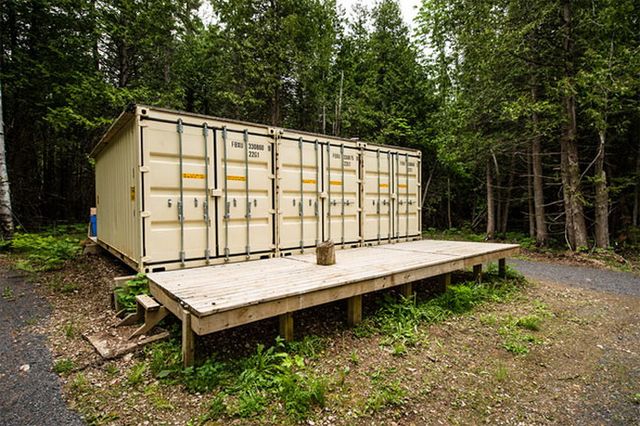 Хлопець купив три контейнери і зробив з них затишний будинок - фото 333633