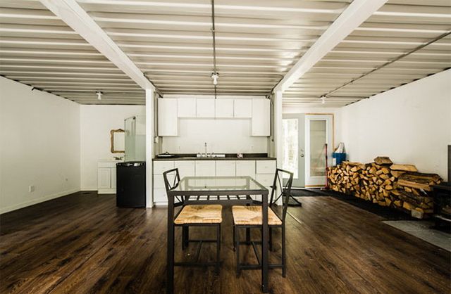 Хлопець купив три контейнери і зробив з них затишний будинок - фото 333634