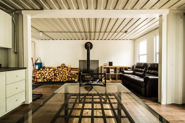 Хлопець купив три контейнери і зробив з них затишний будинок - фото 333637