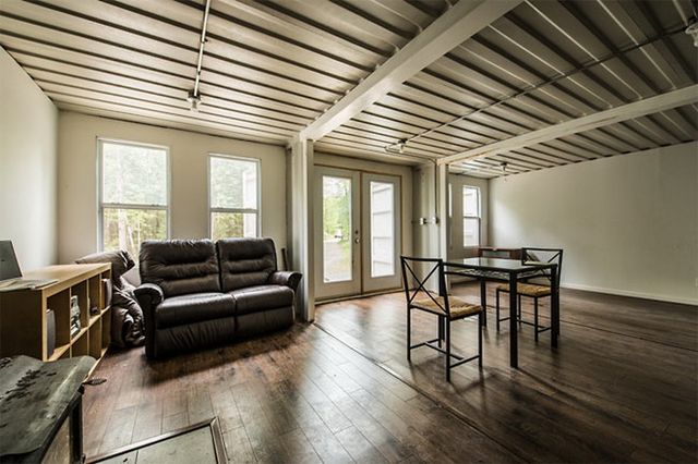 Хлопець купив три контейнери і зробив з них затишний будинок - фото 333638