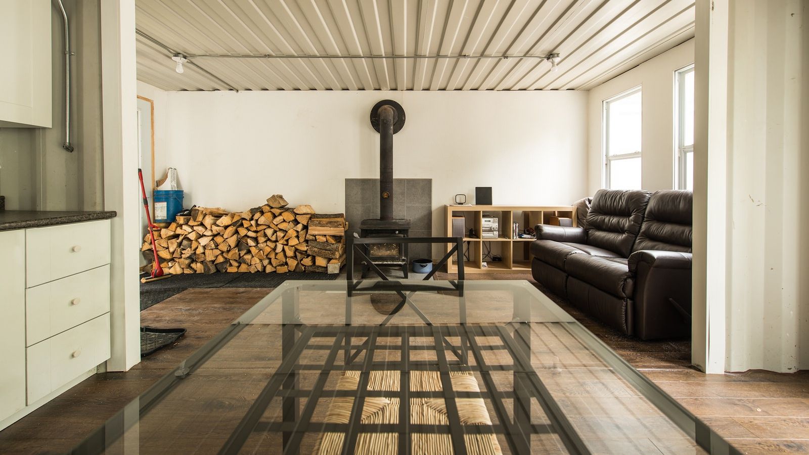 Хлопець купив три контейнери і зробив з них затишний будинок