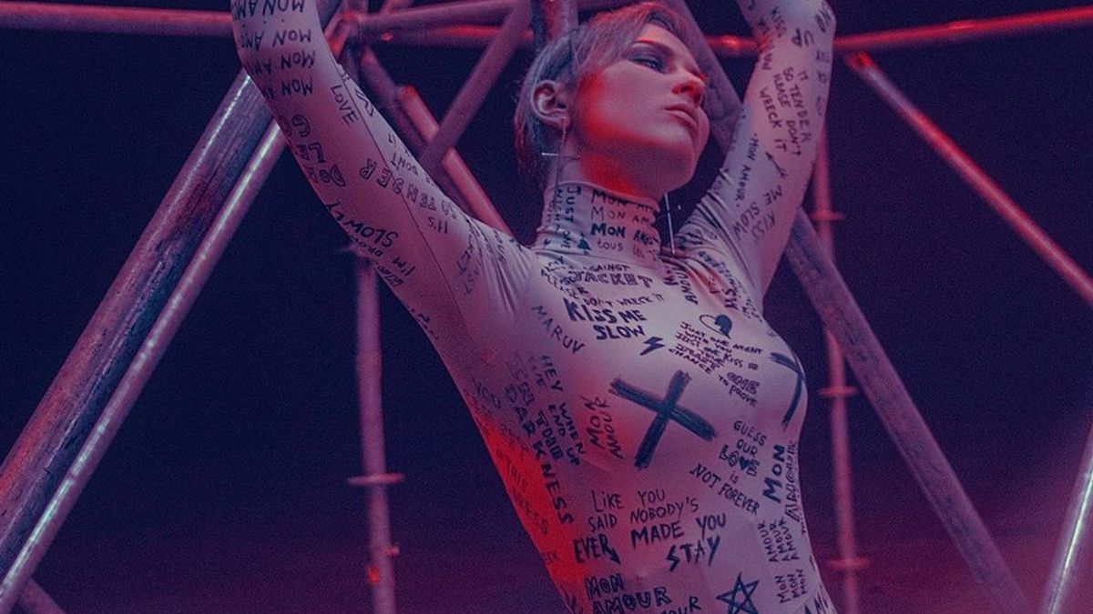 Гарячі поцілунки з дівчатами: з'явилися провокативні знімки з виступу MARUV