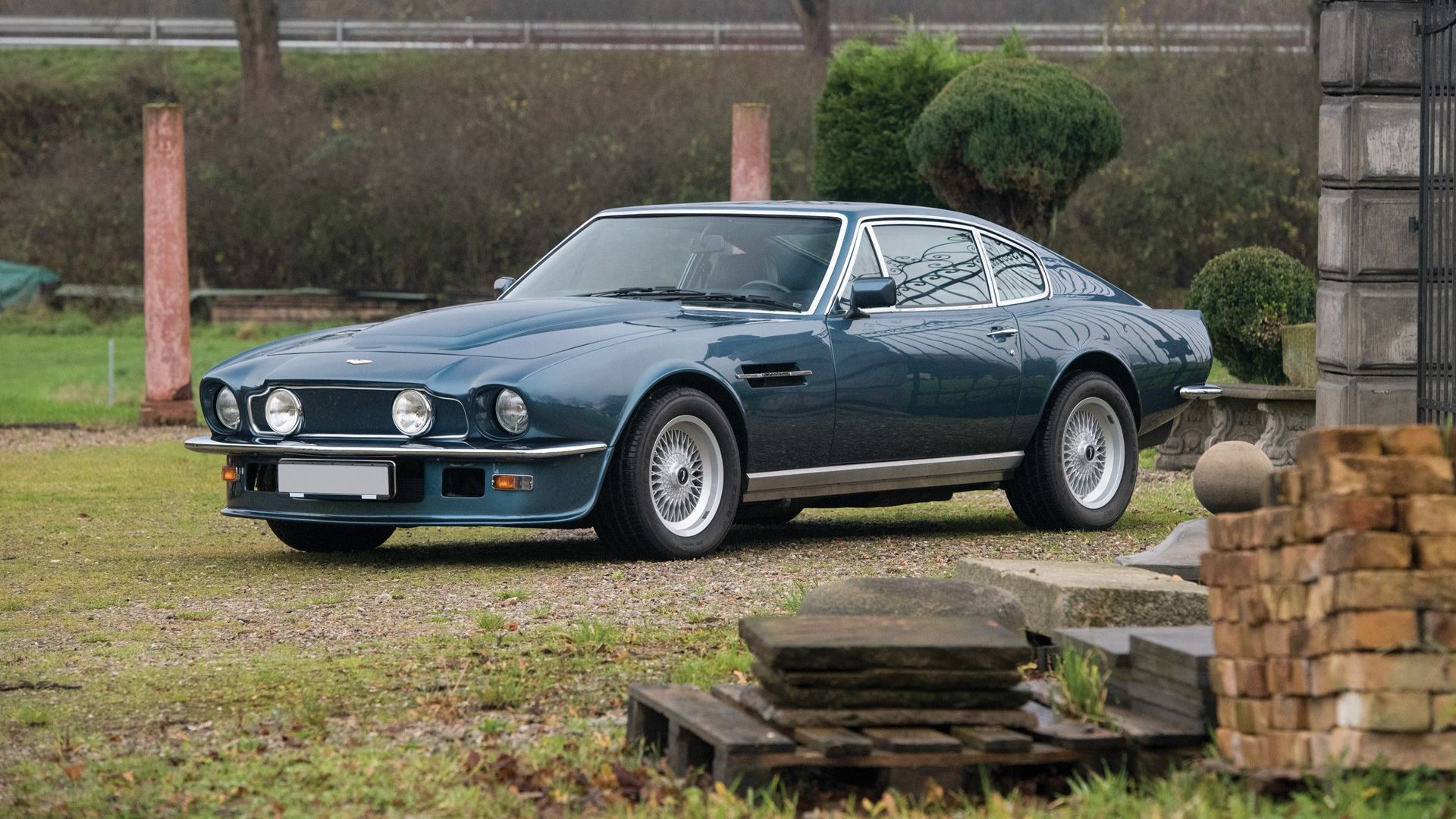 Джеймс Бонд: дивіться, як улюблений кіногерой розсікає на Aston Martin під час зйомок